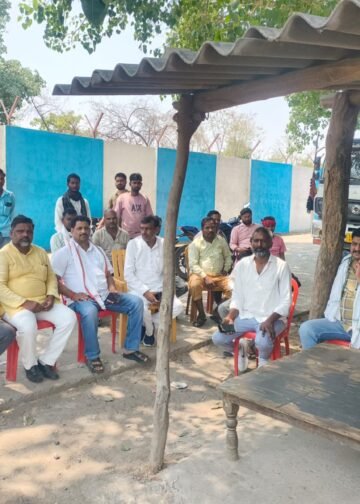 ट्रक मालिकों का धरना तीसरे दिन भी जारी राख ढुलाई पूरी तरह ठप।