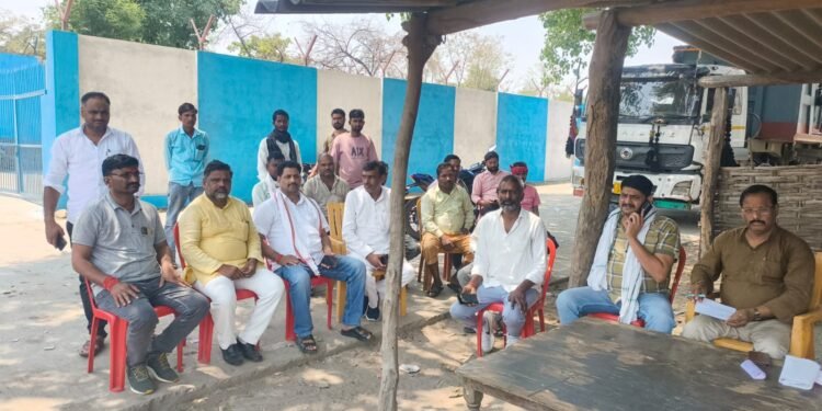 ट्रक मालिकों का धरना तीसरे दिन भी जारी राख ढुलाई पूरी तरह ठप।