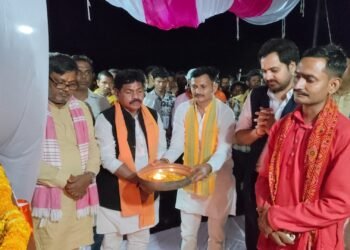 एक करोड़ 96 लाख रुपए से निर्मित दो किमी 300 मीटर लंबी राज्य मंत्री संजीव कुमार गोंड, जिलाधिकारी चर्चित गौड़ ने किया लोकार्पण।
