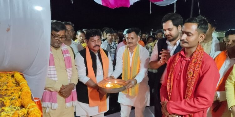 एक करोड़ 96 लाख रुपए से निर्मित दो किमी 300 मीटर लंबी राज्य मंत्री संजीव कुमार गोंड, जिलाधिकारी चर्चित गौड़ ने किया लोकार्पण।
