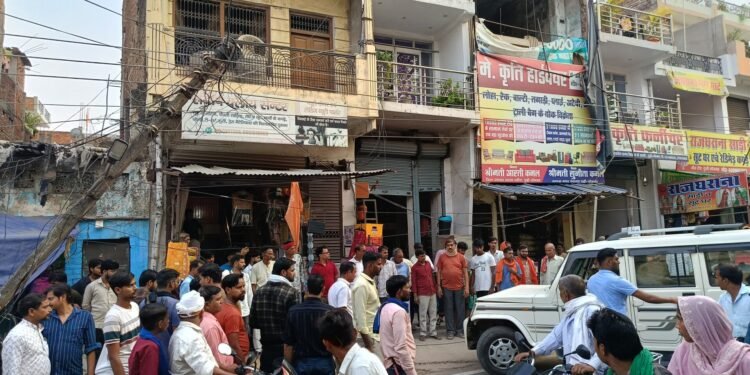 दुद्धी NH-39 पर बोलेरो बिजली पोल से टकराई, बाइक को बचाने में हुआ हादसा।