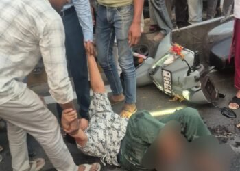 ट्रक की टक्कर से मां-बेटी गंभीर घायल, वाराणसी ट्रॉमा सेंटर रेफर।