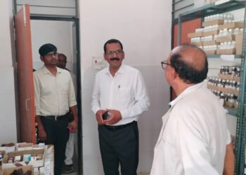 मुख्य चिकित्सा अधिकारी ने सामुदायिक स्वास्थ्य केंद्र शाहगंज का किया औचक निरीक्षण।